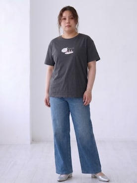 「nissen（ニッセン）の＜大きいサイズ＞8ozなめらか夏デニムワイドストレートパンツ（遮熱・接触冷感・UVカット・ストレッチ）（パンツ、ブルー系）」を使った、nissen AI Modelsさん（レディース・160cm）の春コーディネート