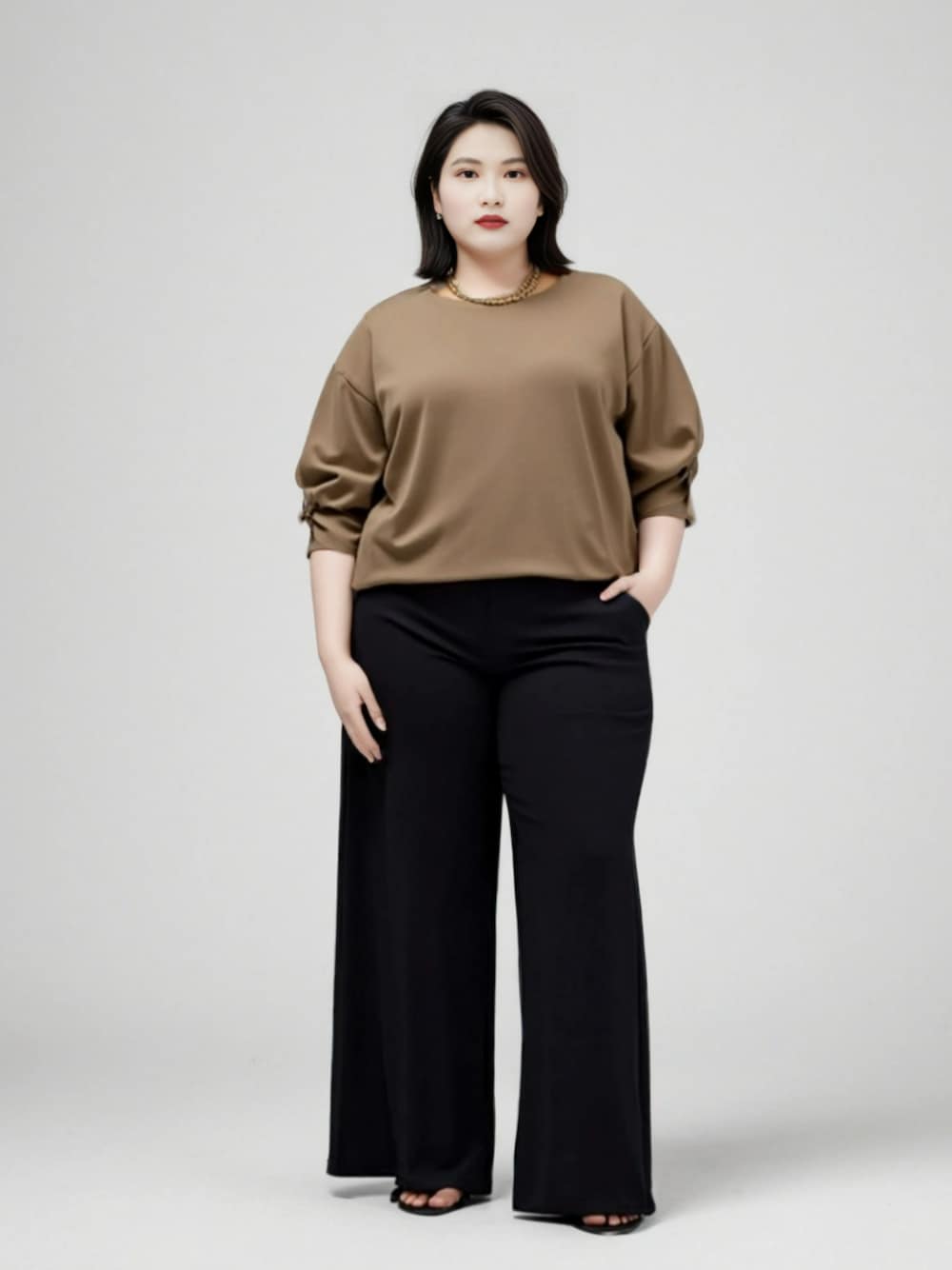 ブラウン系のTシャツ/カットソー、ブラック系のパンツを着用したレディースの春コーディネートの1枚目の写真