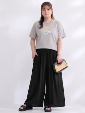 「nissen（ニッセン）の＜大きいサイズ＞【ハラミチヨ】猫プリントTシャツ（Tシャツ/カットソー、グレー系）」を使った、nissen AI Modelsさん（レディース・160cm）の春コーディネート