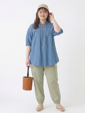 「nissen（ニッセン）の軽くてやわらか綿ナイロンカーゴパンツ(接触冷感・UVカット)＜大きいサイズ有＞（パンツ、グリーン系）」を使った、nissen AI Modelsさん（レディース・160cm）の春コーディネート