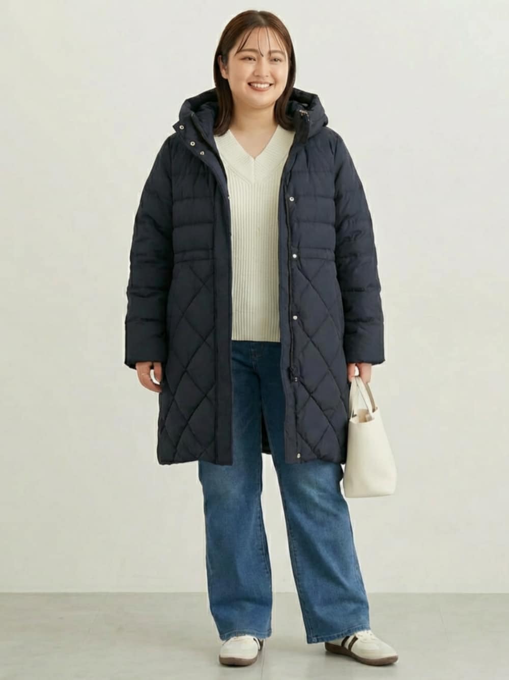 ブルー系のジャケット/アウター、ブルー系のチノパンツを着用したレディースの冬コーディネートの1枚目の写真