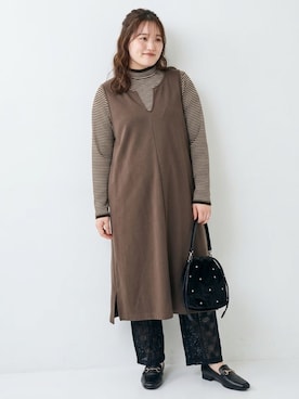 「nissen（ニッセン）の＜大きいサイズ＞もちもちスムースプチハイネック重ね着風インナー（Tシャツ/カットソー、ホワイト系）」を使った、nissen AI Modelsさん（レディース・160cm）の秋コーディネート