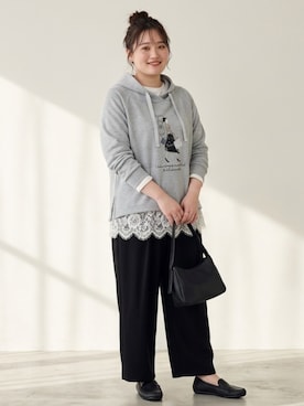 「nissen（ニッセン）の＜大きいサイズ＞色々選べるデコレーションクロスネックプルオーバー（Tシャツ/カットソー、グレー系）」を使った、nissen AI Modelsさん（レディース・160cm）の夏コーディネート