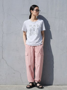 「nissen（ニッセン）の【綿１００％】プリントTシャツ（接触冷感・UVカット）（選べる柄）＜大きいサイズ有＞（Tシャツ/カットソー、グレー系）」を使った、nissen AI Modelsさん（レディース・160cm）の春コーディネート