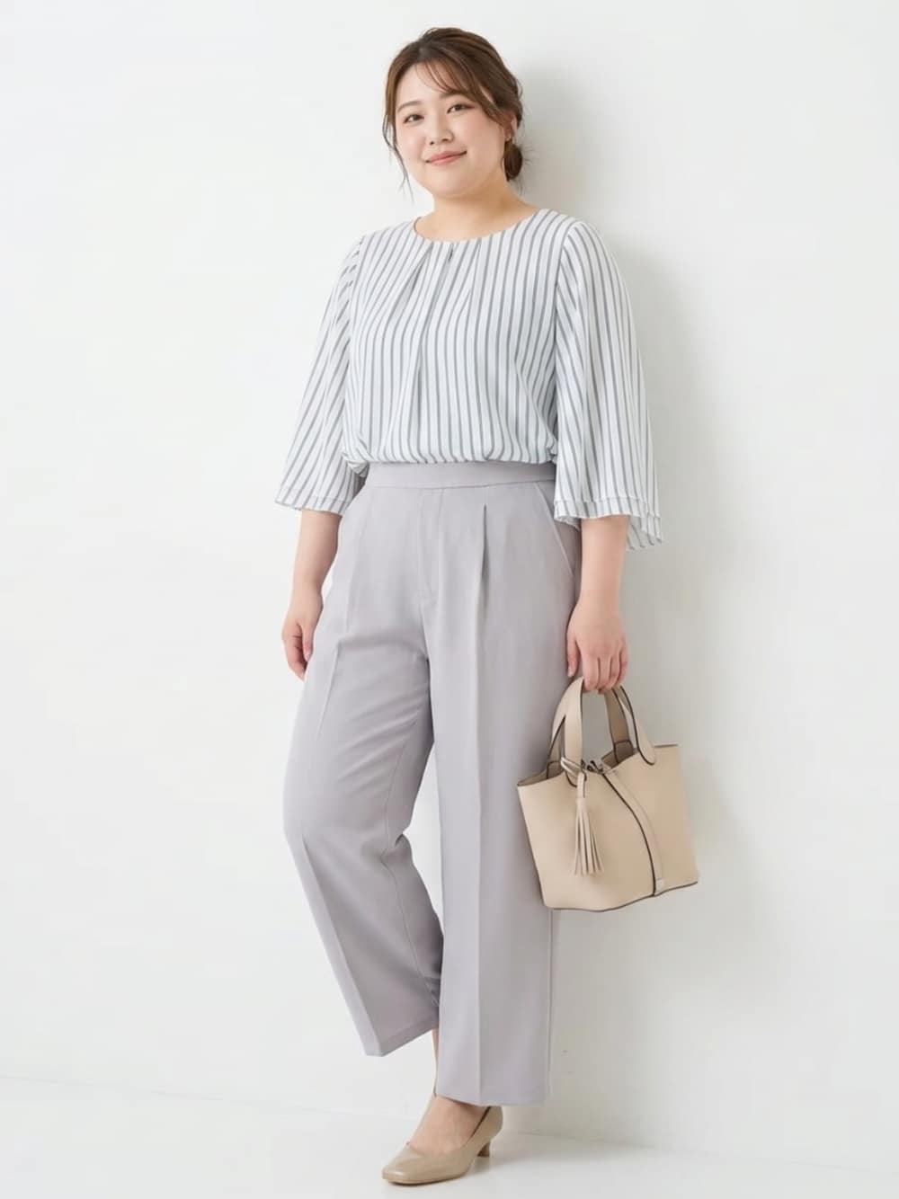 ホワイト系のシャツ/ブラウス、パープル系のパンツ、グレー系のパンプスを着用したレディースの夏コーディネートの1枚目の写真