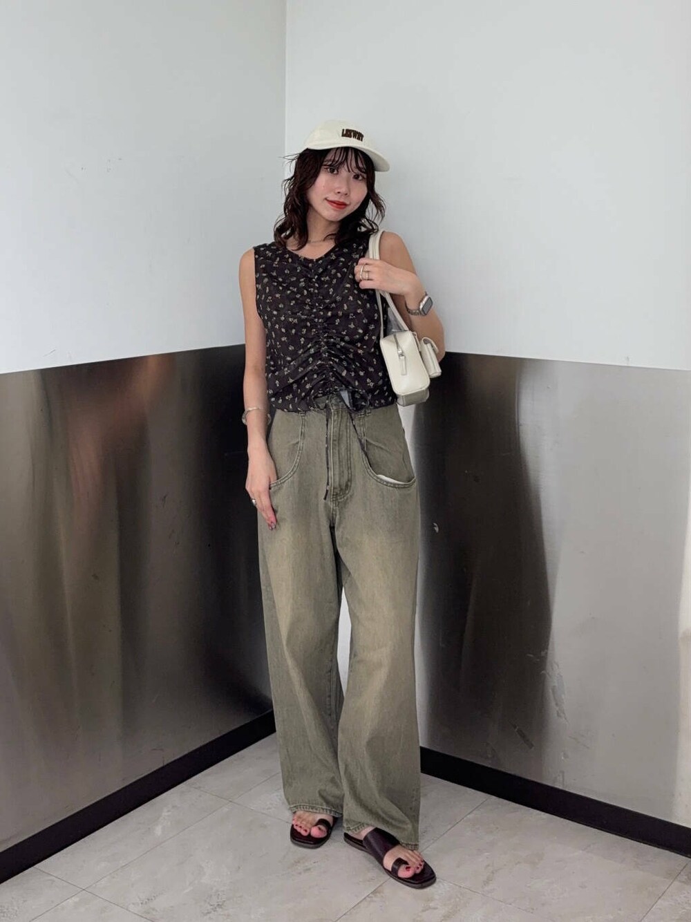 ホワイト系のショルダーバッグ、グリーン系のデニムパンツ、ブラウン系のシャツ/ブラウスを着用したレディースの夏コーディネートの1枚目の写真