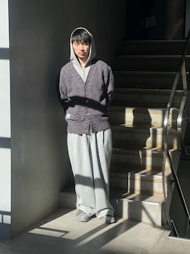 「アイテム（スウェットパンツ、シルバー系）」を使った、小林優翔さん（メンズ・177cm）の秋コーディネート
