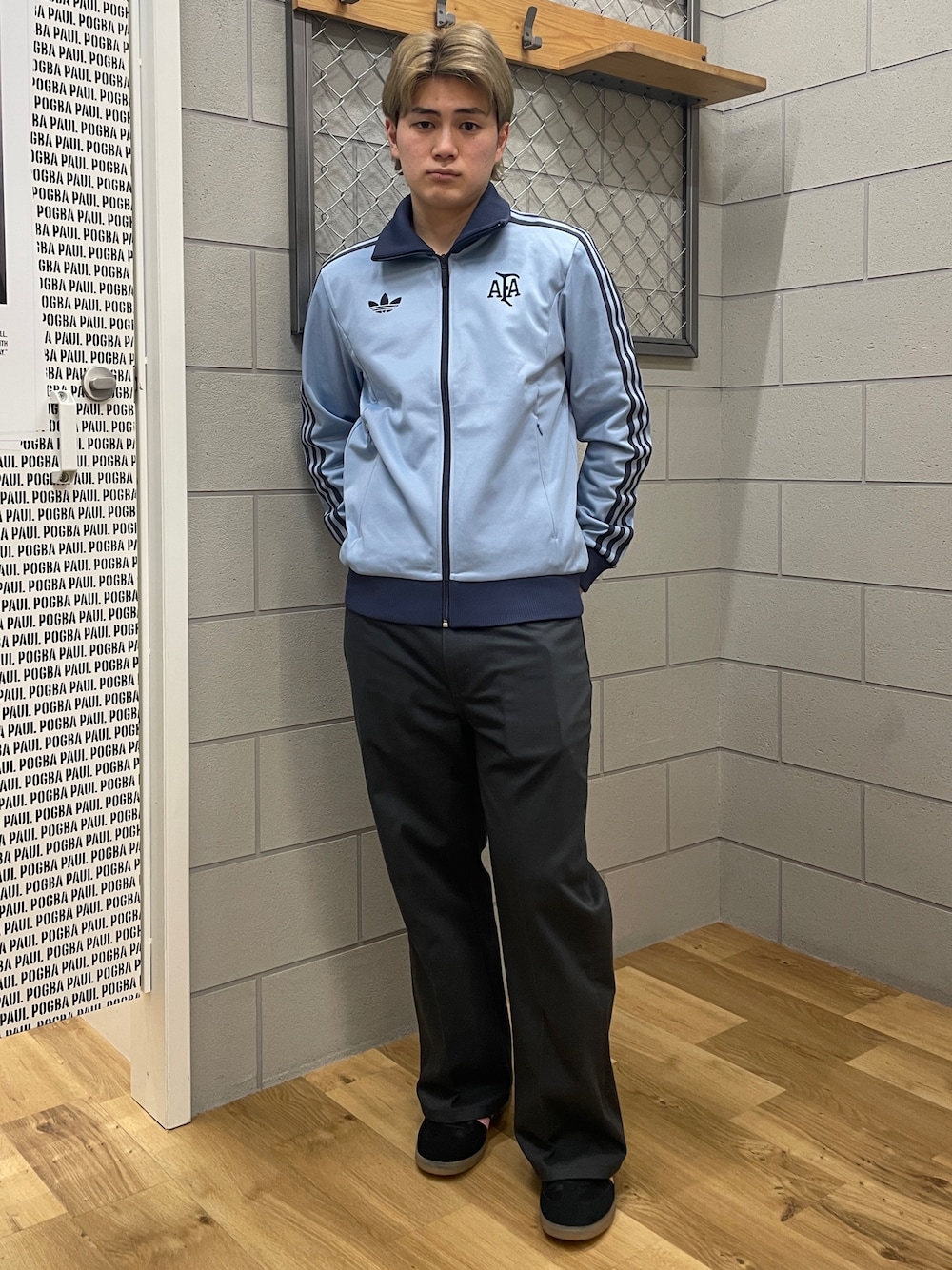 「スニーカー、adidas、ジャージ、アディダス、トラックジャケット、アルゼンチン、サンバ、トラックトップ、インテル・マイアミCF」｜「adidasのアルゼンチン アニバーサリートラックトップ（トップス、ブルー系）」を使った、taiyoさん（メンズ・169cm）の冬コーディネートの1枚目の写真