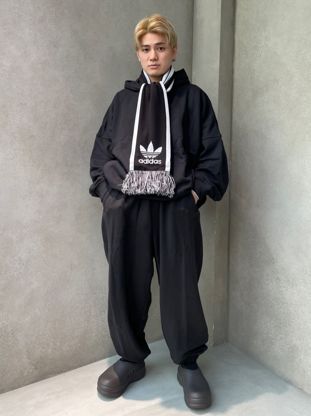「マフラー、パーカー、adidas、オーバーサイズ、adidas originals、ミュール、厚底サンダル、アディカラー、アディフォーム、サッカースカーフ」｜「adidasのAdifom スタンスミス ミュール / Adifom Stan Smith Mule / アディダスオリジナルス adidas Originals（サンダル、ブラウン系）」を使った、taiyoさん（メンズ・169cm）の冬コーディネートの1枚目の写真