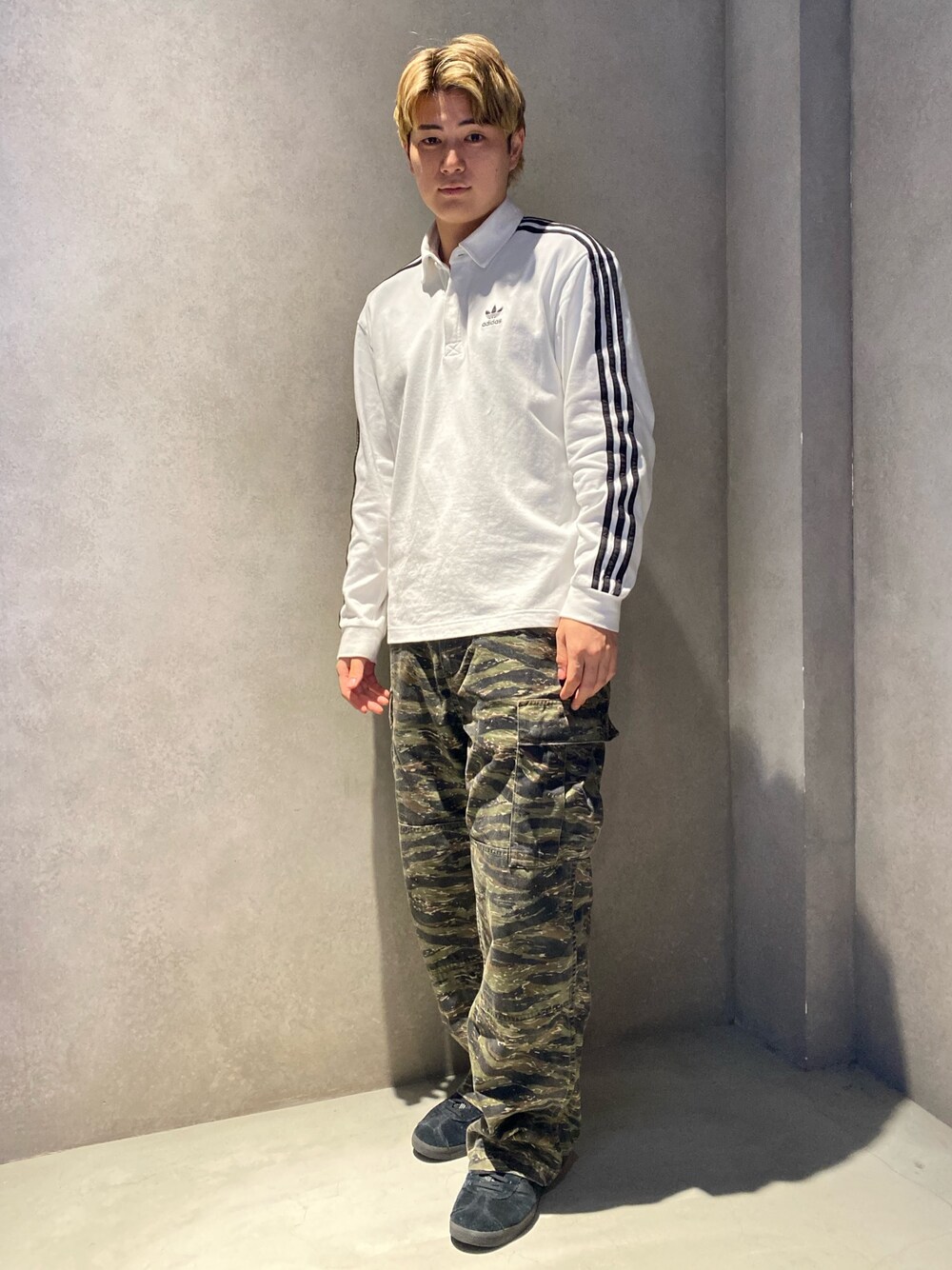「スニーカー、adidas、アディダス、ポロシャツ、adidas originals、アディダスオリジナルス、ラグビーシャツ、アディカラー、ガゼル」｜「adidasのアディカラーラグビーポロシャツ /  アディダスオリジナルス adidas Originals（ポロシャツ、ホワイト系）」を使った、taiyoさん（メンズ・169cm）の秋コーディネートの1枚目の写真