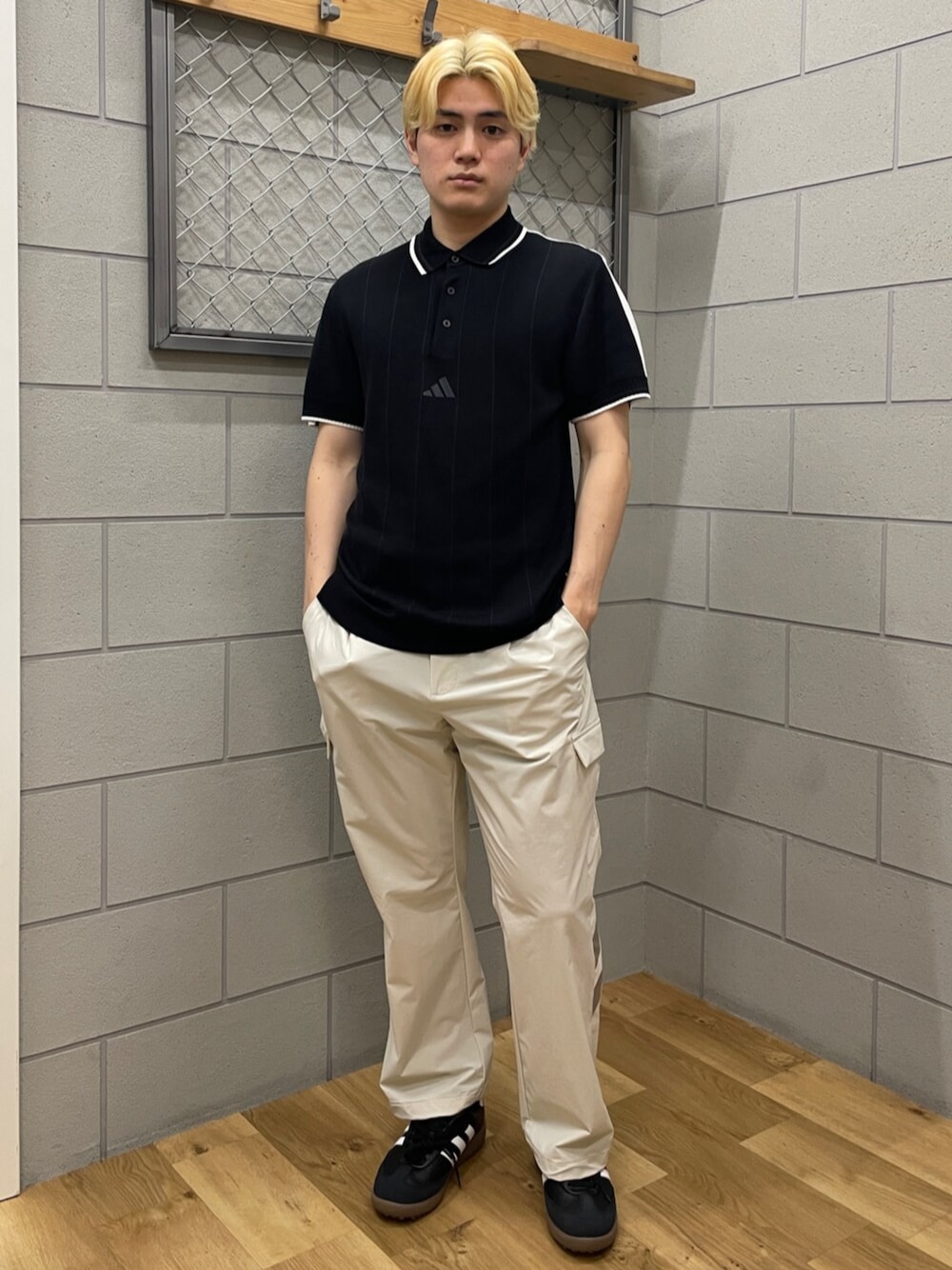 「adidas、カーゴパンツ、アディダス、ポロシャツ、半袖シャツ、ゴルフウェア、GOLF、サンバ、ゴルフシューズ、adidas golf」｜「adidasのニット半袖ポロシャツ（トップス、ブラック系）」を使った、taiyoさん（メンズ・169cm）の春コーディネートの1枚目の写真