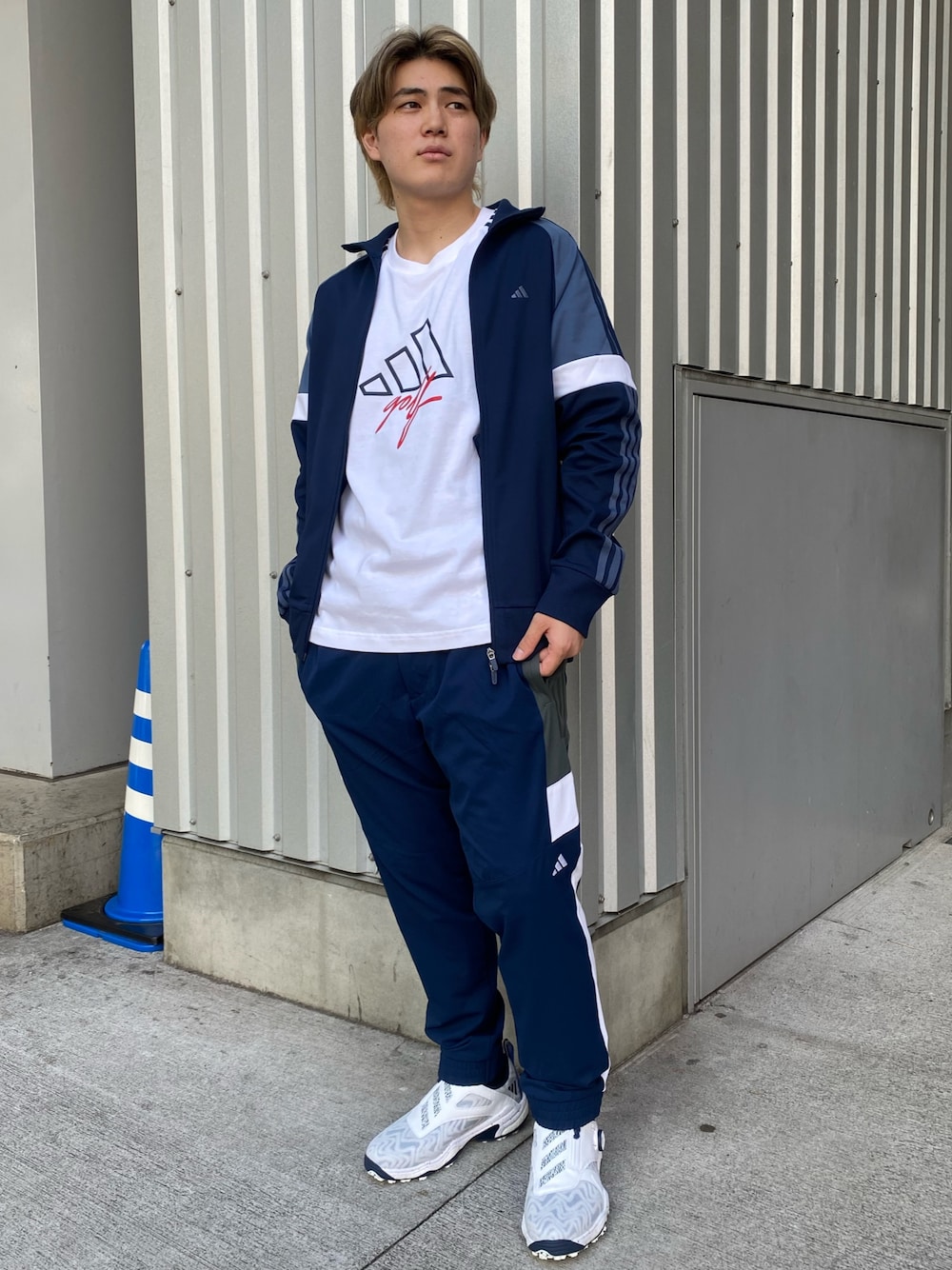 「adidas、ジャージ、アディダス、ゴルフ、ゴルフウェア、GOLF、ゴルフシューズ、コードカオス、アディダスゴルフ、adidasGolf」｜「adidasのツイストニット カラーブロック フルジップ レトロ トラックジャケット【adidas Golf/アディダスゴルフ】（ジャージ、ブルー系）」を使った、taiyoさん（メンズ・169cm）の秋コーディネートの1枚目の写真