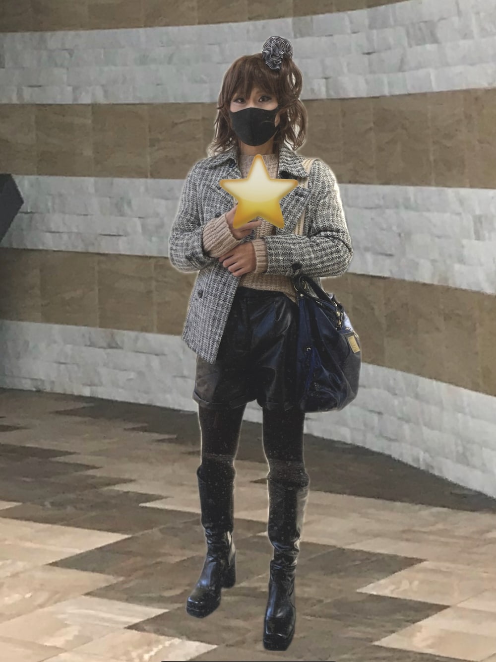 「レザーショートパンツ、ブーツ、レザー、ショートパンツ、おでかけコーデ、レザーコーデ、厚底ブーツ、タイツ、エナメル」｜「AMAIL Tweed bulky coatのアイテム（ジャケット/アウター、グレー系）」を使った、Minami-iさん（レディース・166cm）の夏コーディネートの1枚目の写真