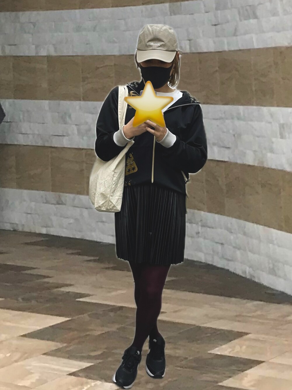 「レザープリーツスカート、プリーツスカート、カラータイツ、雨の日コーデ、雨の日、プリーツ、キャップ女子、レザースカート、レザー、タイツ×スニーカー、タイツ、黒コーデ」｜「靴下屋のアイテム（タイツ/ストッキング、レッド系）」を使った、Minami-iさん（レディース・166cm）の夏コーディネートの1枚目の写真