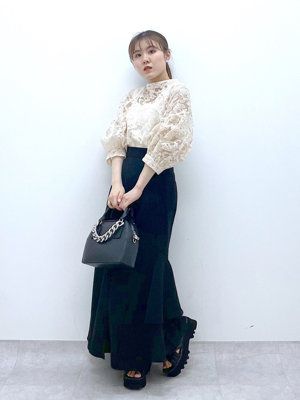 「ごきげんウィーク、PAGEBOY、デート、デートスタイル（WOMEN）、スカート、ブラウス、ブラウスコーデ、休日スタイル、キレイめ、低身長コーデ、厚底シューズ」｜「PAGEBOYのチェーンミニボストンバッグ（ショルダーバッグ、ブラック系）」を使った、ayaさん（レディース・152cm）の春コーディネートの1枚目の写真