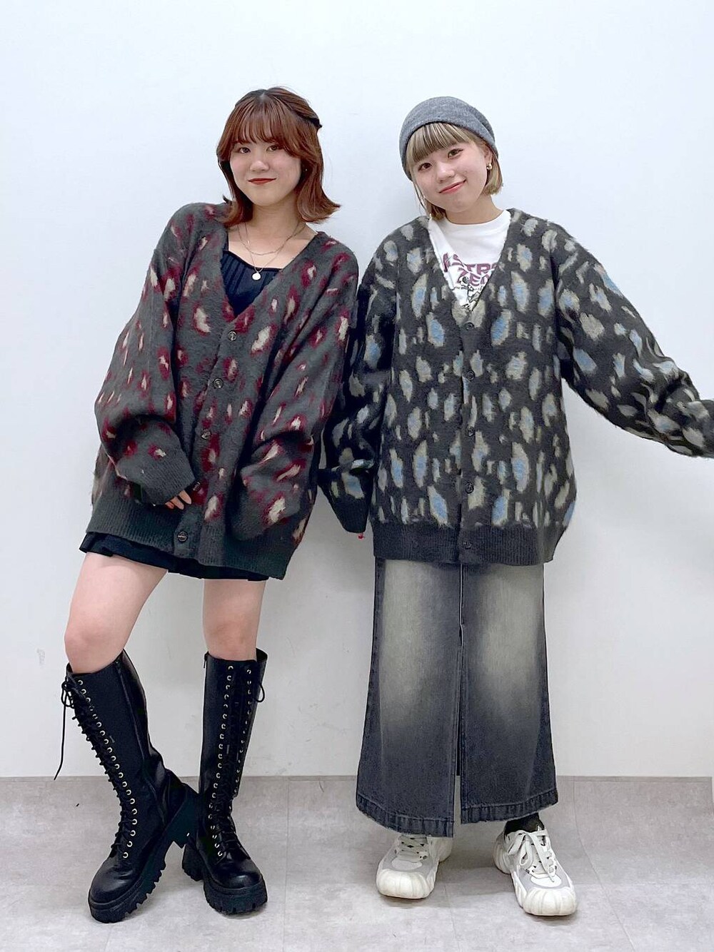 ブルー系のカーディガン/ボレロ、レッド系のカーディガン/ボレロ、ブラック系のブーツを着用したレディースの秋コーディネートの1枚目の写真