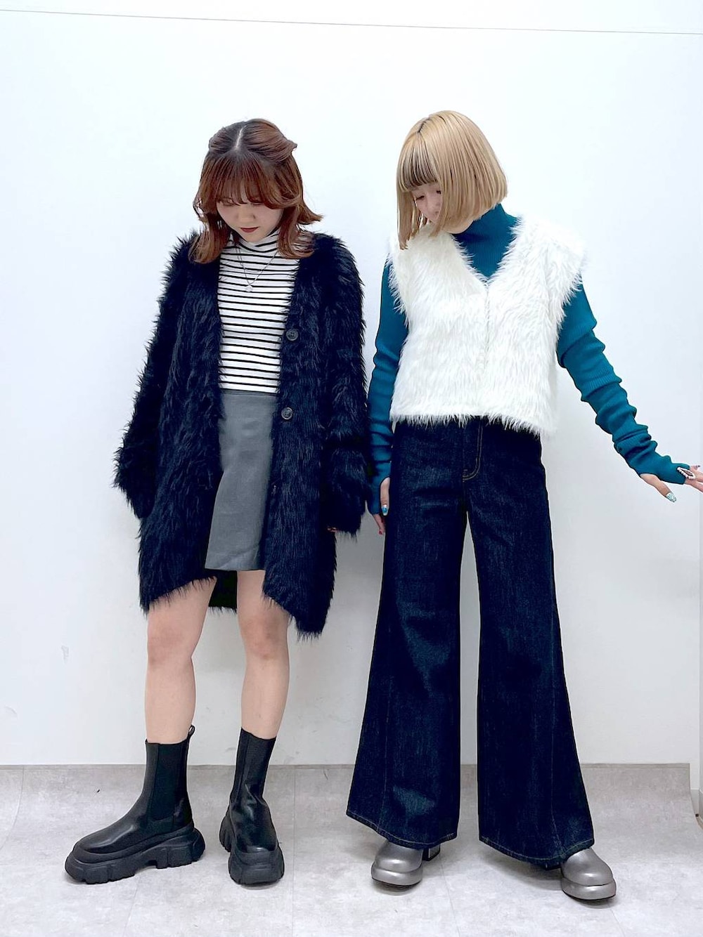 ブルー系のデニムパンツ、ブラック系のブーツ、ブラック系のカーディガン/ボレロを着用したレディースの秋コーディネートの1枚目の写真