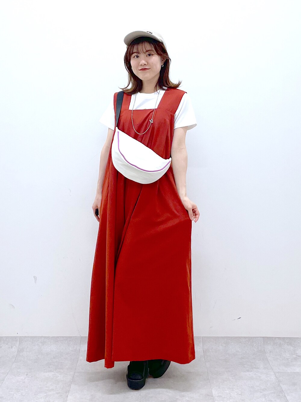 「休日スタイル、ビタミンカラー、厚底シューズ、春夏コーデ、キャップ、PAGEBOY、ジャンスカ、ワンピースコーデ、お出かけコーデ、低身長コーデ、お出かけコーデ日記」｜「PAGEBOYのタックボリュームジャンスカ（ジャンパースカート、オレンジ系）」を使った、ayaさん（レディース・152cm）の春コーディネートの1枚目の写真