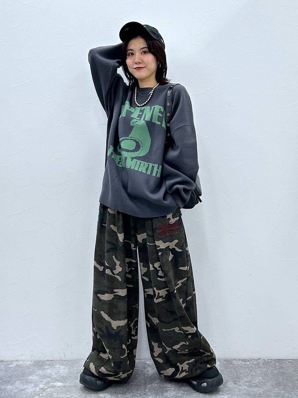 その他のスウェットパンツ、グレー系のニット/セーター、ブラック系のキャップを着用したレディースの秋コーディネートの1枚目の写真