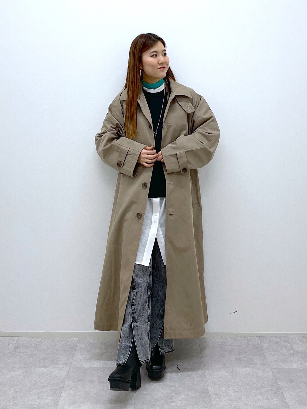 「カジュアルコーデ、PAGEBOY、pageboylim、パンツスタイル、ステンカラーコート、低身長、低身長コーデ、デニム、デニムパンツ、春コーデ、レイヤードスタイル、レイヤード」｜「PAGEBOYのチュニックシャツワンピース（ワンピース、ホワイト系）」を使った、ayaさん（レディース・151cm）の冬コーディネートの1枚目の写真