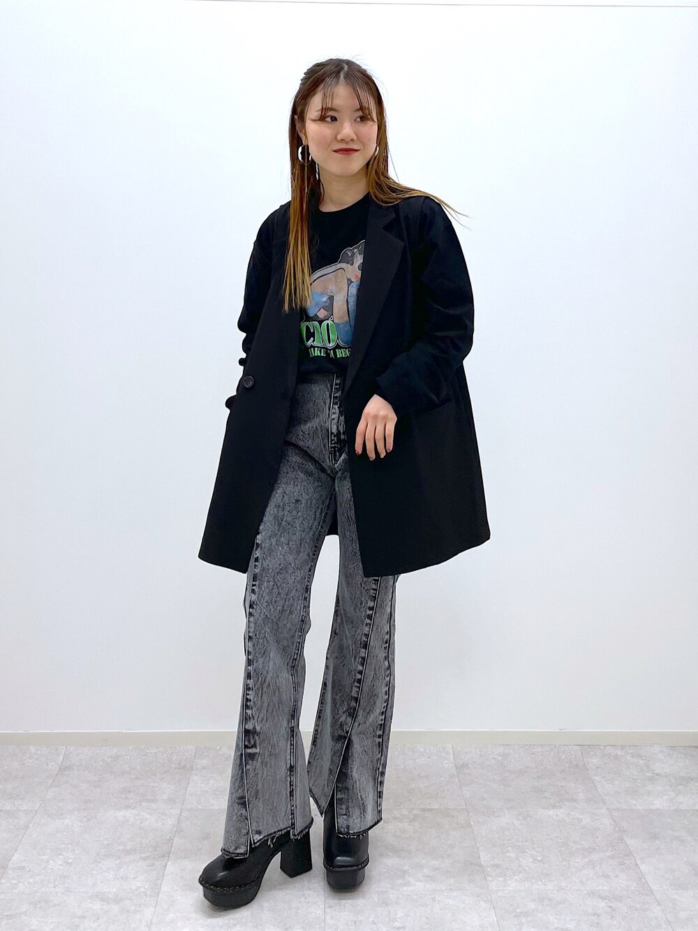 「PAGEBOY、今日のコーデ、ジレ、デニムパンツ、デニム、デニムコーデ、パンツスタイル、スタイルアップ、足長効果、ブラックコーデ、春コーデ、クール、モード」｜「PAGEBOYのフロントスリットジーンズ2（デニムパンツ、ブラック系）」を使った、ayaさん（レディース・151cm）の冬コーディネートの1枚目の写真
