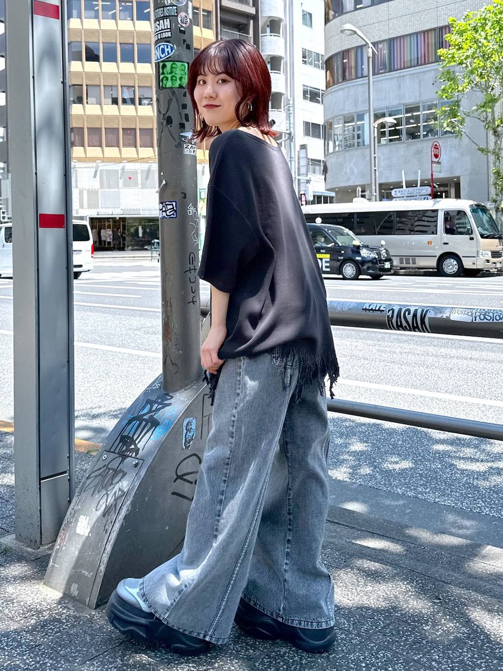「低身長、カジュアル、差し色コーデ、休日コーデ、PAGEBOY、どっと変わっちゃえ、骨格ウェーブ_PAGEBOY、Anui」｜「Anuiの【UNISEX/3サイズ展開】バックラインデニム（デニムパンツ、ブラック系）」を使った、ayaさん（レディース・152cm）の春コーディネートの1枚目の写真