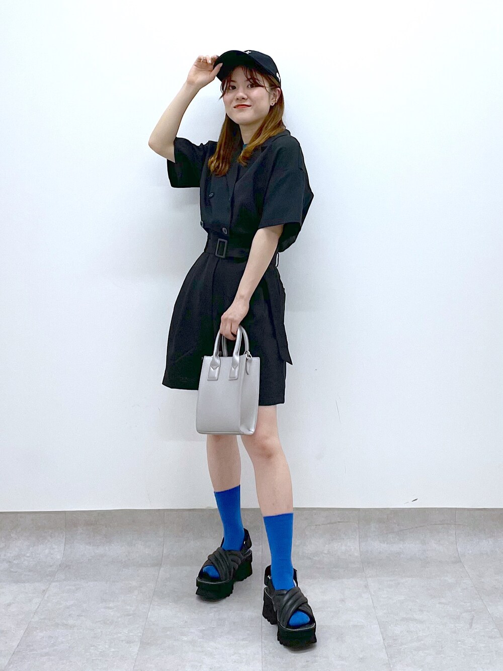 「PAGEBOY、コンビネゾン、ブラック、夏コーデ、オールインワン、サンダル、サンダルに靴下、バッグ、カジュアル、低身長、厚底シューズ、キャップ、厚底サンダル」｜「PAGEBOYのボリュームクロススポサン（サンダル、ブラック系）」を使った、ayaさん（レディース・152cm）の春コーディネートの1枚目の写真