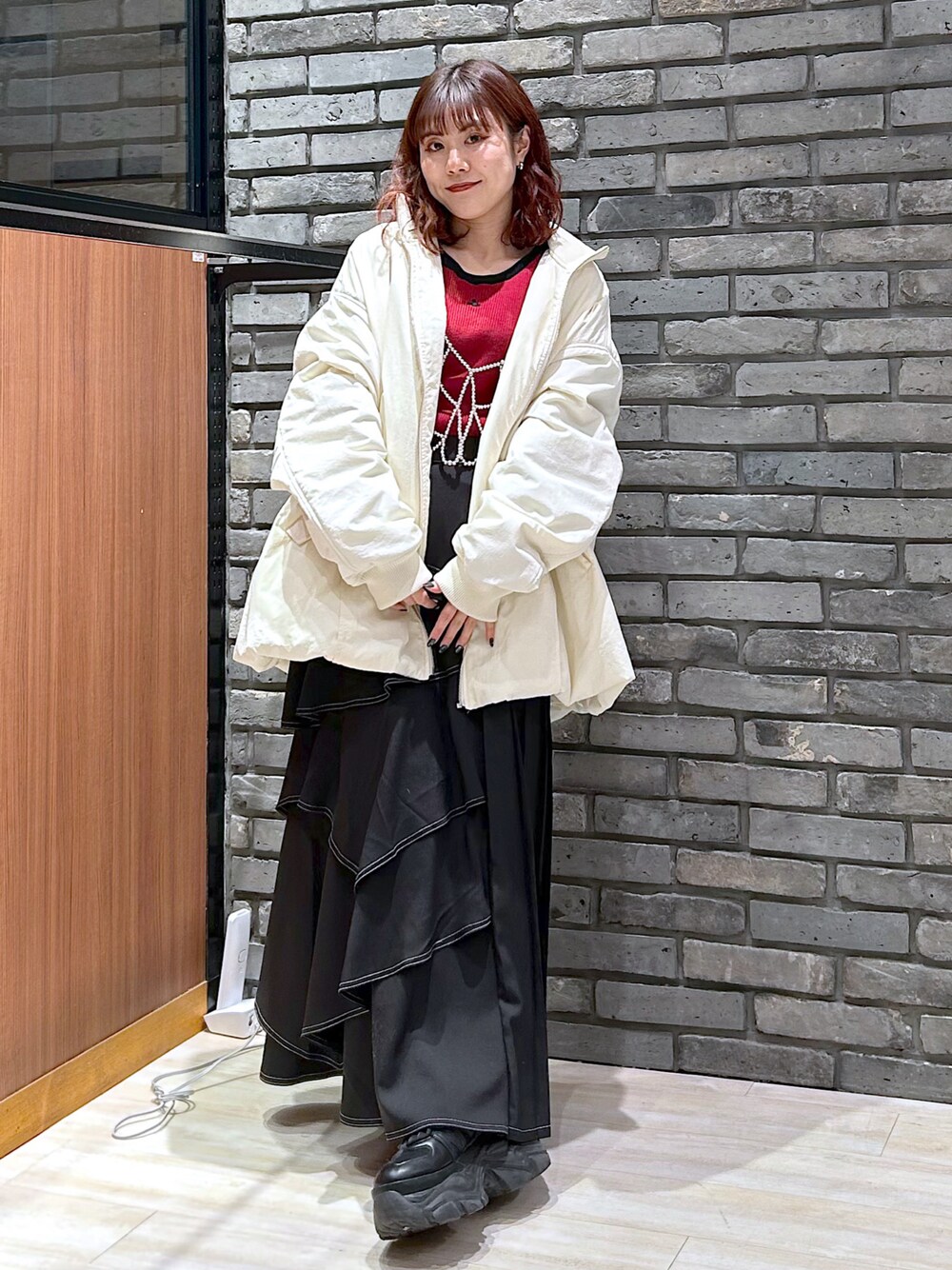 「クリスマスに着たい服、ニット、テーマパークコーデ、マイベストコーデ2024、冬コーデ、休日スタイル、赤、きれいめカジュアル、PAGEBOY、骨格ウェーブ」｜「PAGEBOYのバルーンMA-1（MA-1、ホワイト系）」を使った、ayaさん（レディース・152cm）の冬コーディネートの1枚目の写真