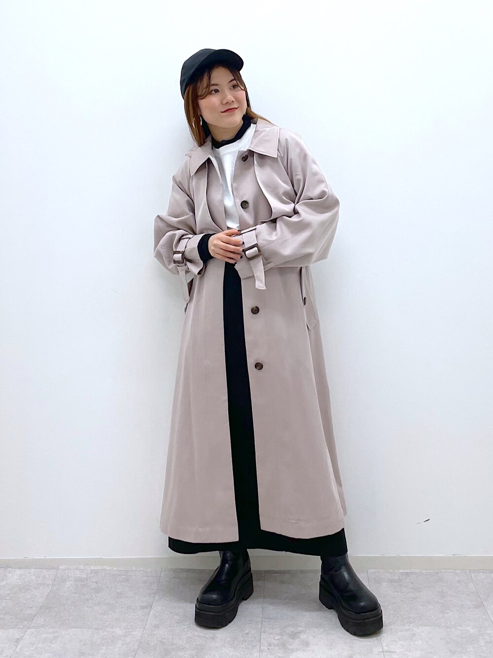 「PAGEBOY、pageboylim、トレンチコート、トレンチ、春コーデ、春アウター、モノトーン、モノトーンコーデ、カジュアル、低身長、低身長コーデ」｜「PAGEBOYのカラーツイルタイトスカート（スカート、ブラック系）」を使った、ayaさん（レディース・151cm）の春コーディネートの1枚目の写真