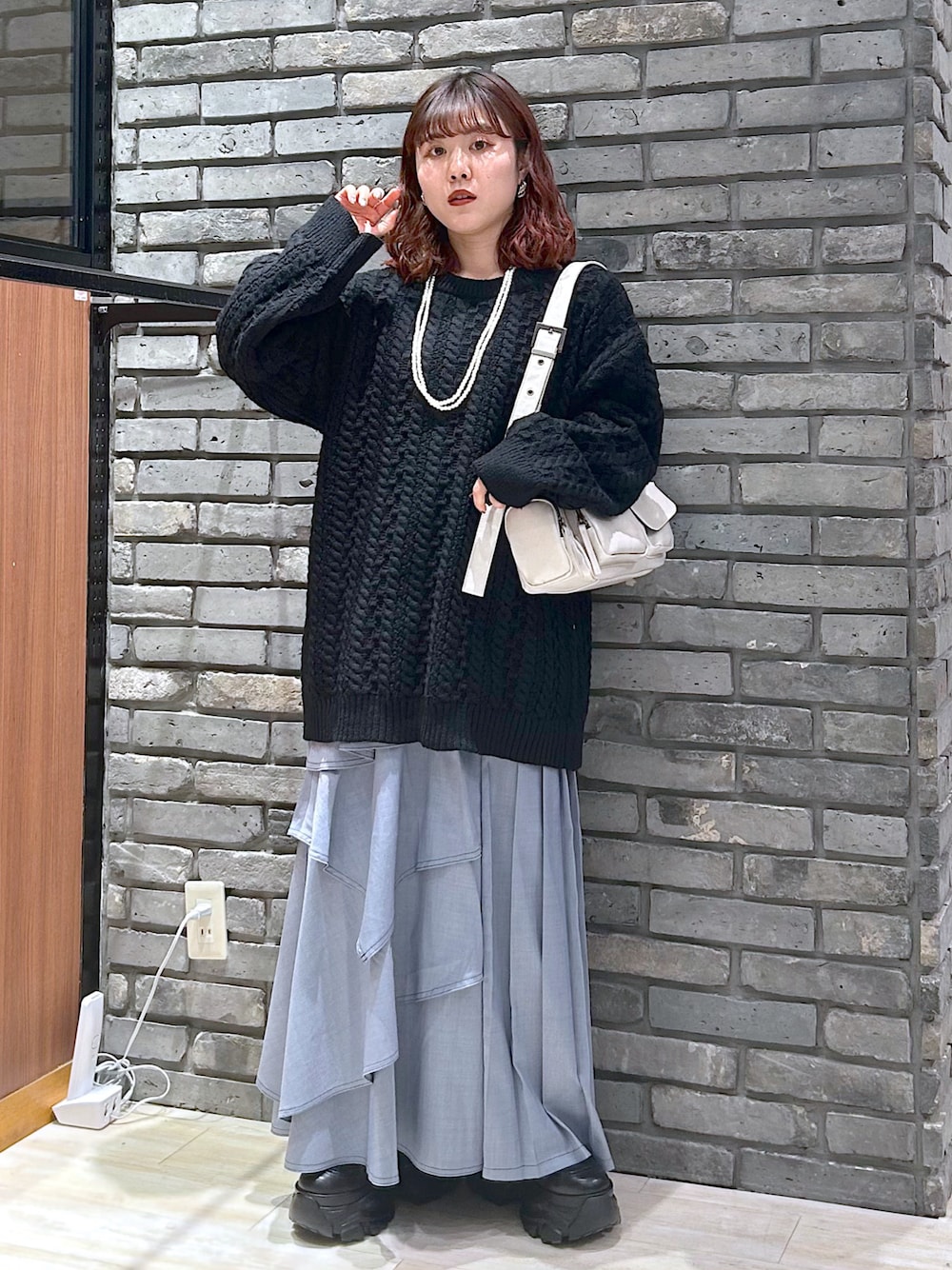 「真冬のあったかスタイル、休日スタイル、大人コーデ、オトナ女子、オトナカワイイ、レディースファッション、冬服コーデ、ニットコーデ、オトナカジュアル、低身長コーデ、スカートスタイル」｜「PAGEBOYのプラットチャンキースニーカー（スニーカー、ブラック系）」を使った、ayaさん（骨格ウェーブ・レディース・152cm）の冬コーディネートの1枚目の写真