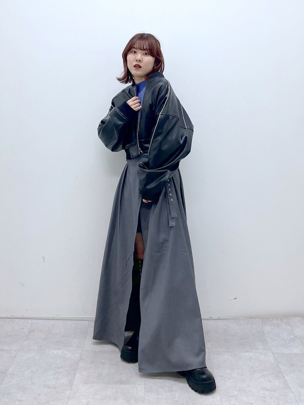 「ロングスカート、休日スタイル、ブーツ、PAGEBOY、レザージャケット、モード、骨格ウェーブ、低身長コーデ、152cm、秋冬コーデ」｜「PAGEBOYのフェイクレザーパイピングショートブルゾン（ブルゾン、ブラック系）」を使った、ayaさん（レディース・152cm）の秋コーディネートの1枚目の写真