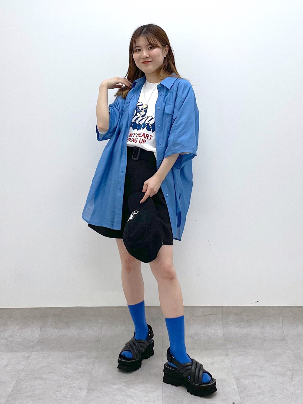 「カラーコーデ、カラーシャツ、PAGEBOY、pageboylim、ロゴT、ハーフパンツ、厚底シューズ、厚底サンダル、白Tシャツ、アウトドアスタイル、夏コーデ、シャツスタイル、休日スタイル、真夏のアクティブスタイル」｜「PAGEBOYのボリュームクロススポサン（サンダル、ブラック系）」を使った、ayaさん（レディース・152cm）の春コーディネートの1枚目の写真