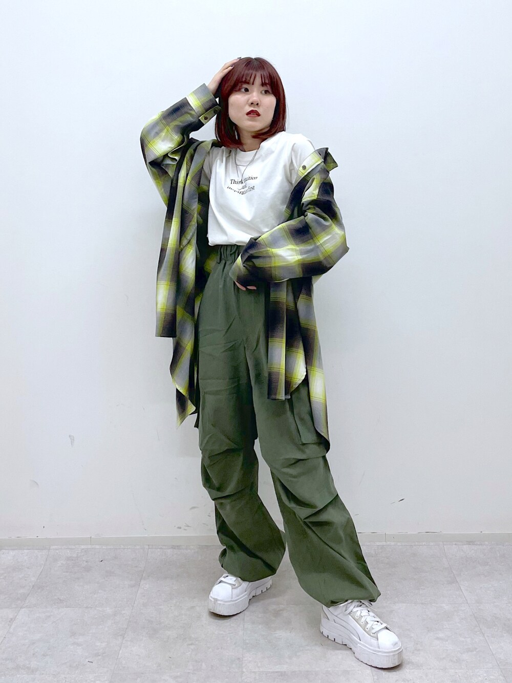 グリーン系のカーゴパンツ、グリーン系のシャツ/ブラウス、ホワイト系のTシャツ/カットソーを着用したレディースの夏コーディネートの1枚目の写真