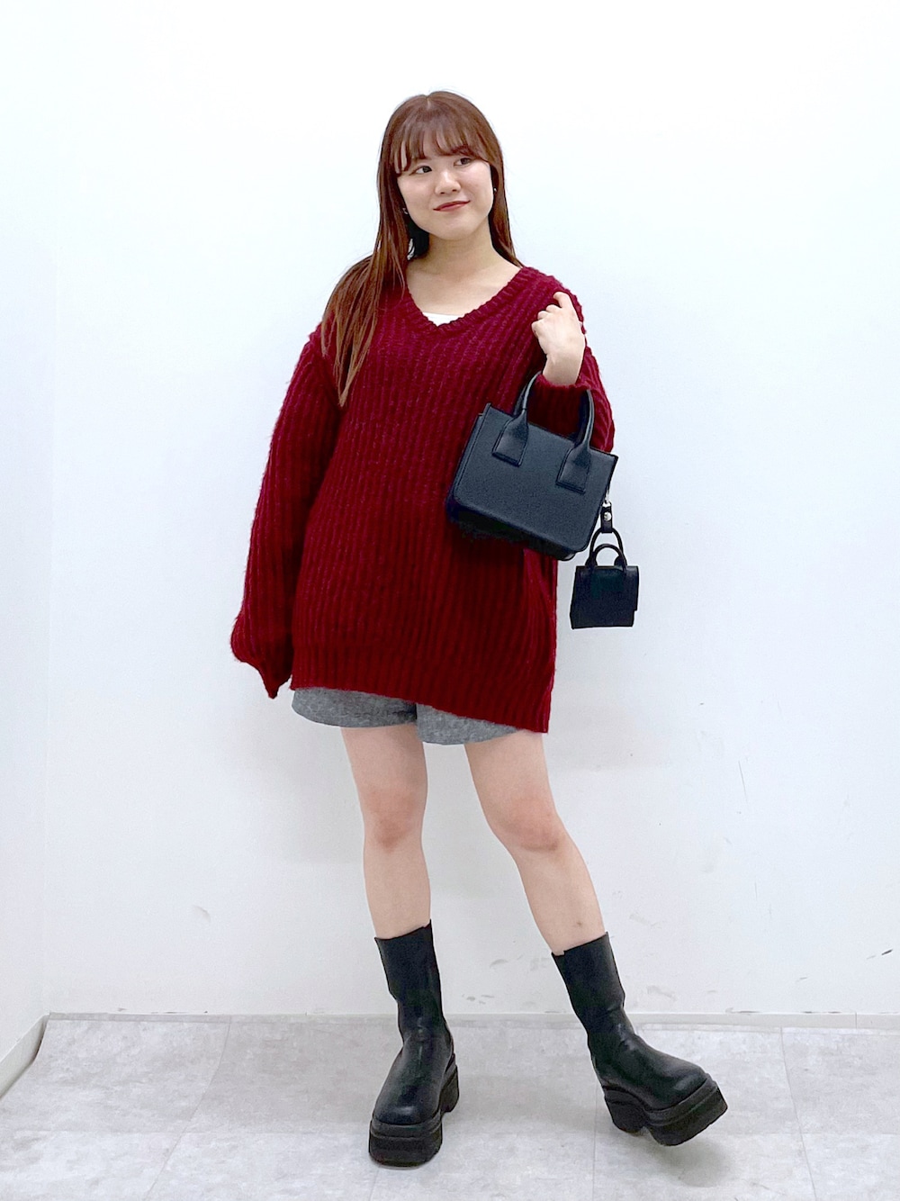 「冬コーデ、クリスマスに着たい服、マイベストコーデ2022、赤、休日スタイル、ショートパンツ、PAGEBOY、pageboylim、低身長コーデ、シンプルコーデ」｜「PAGEBOYのコンビスクエアバッグ（ショルダーバッグ、ブラック系）」を使った、ayaさん（レディース・152cm）の冬コーディネートの1枚目の写真