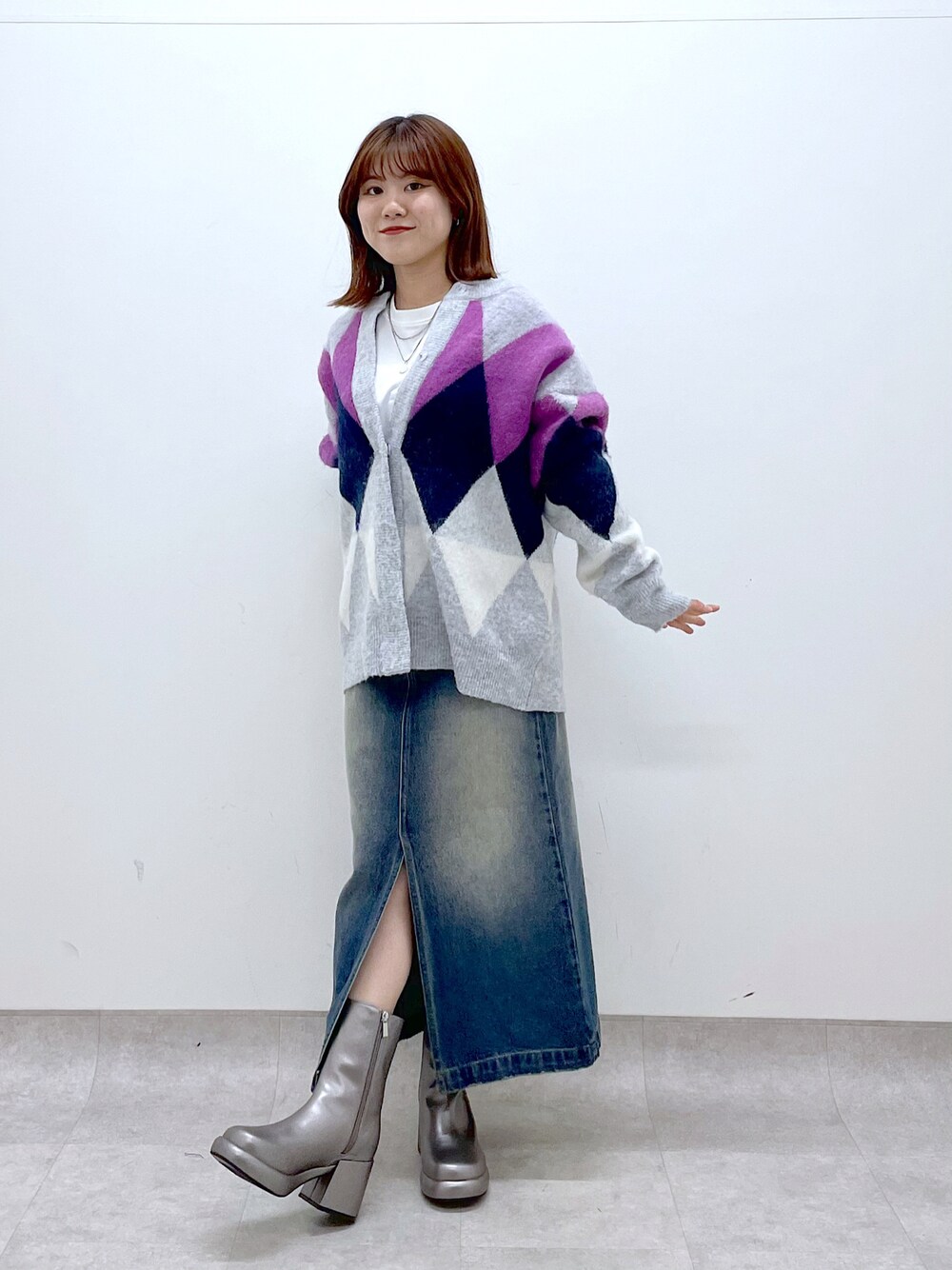 ブルー系のスカート、その他のブーツ、グレー系のカーディガン/ボレロを着用したレディースの秋コーディネートの1枚目の写真