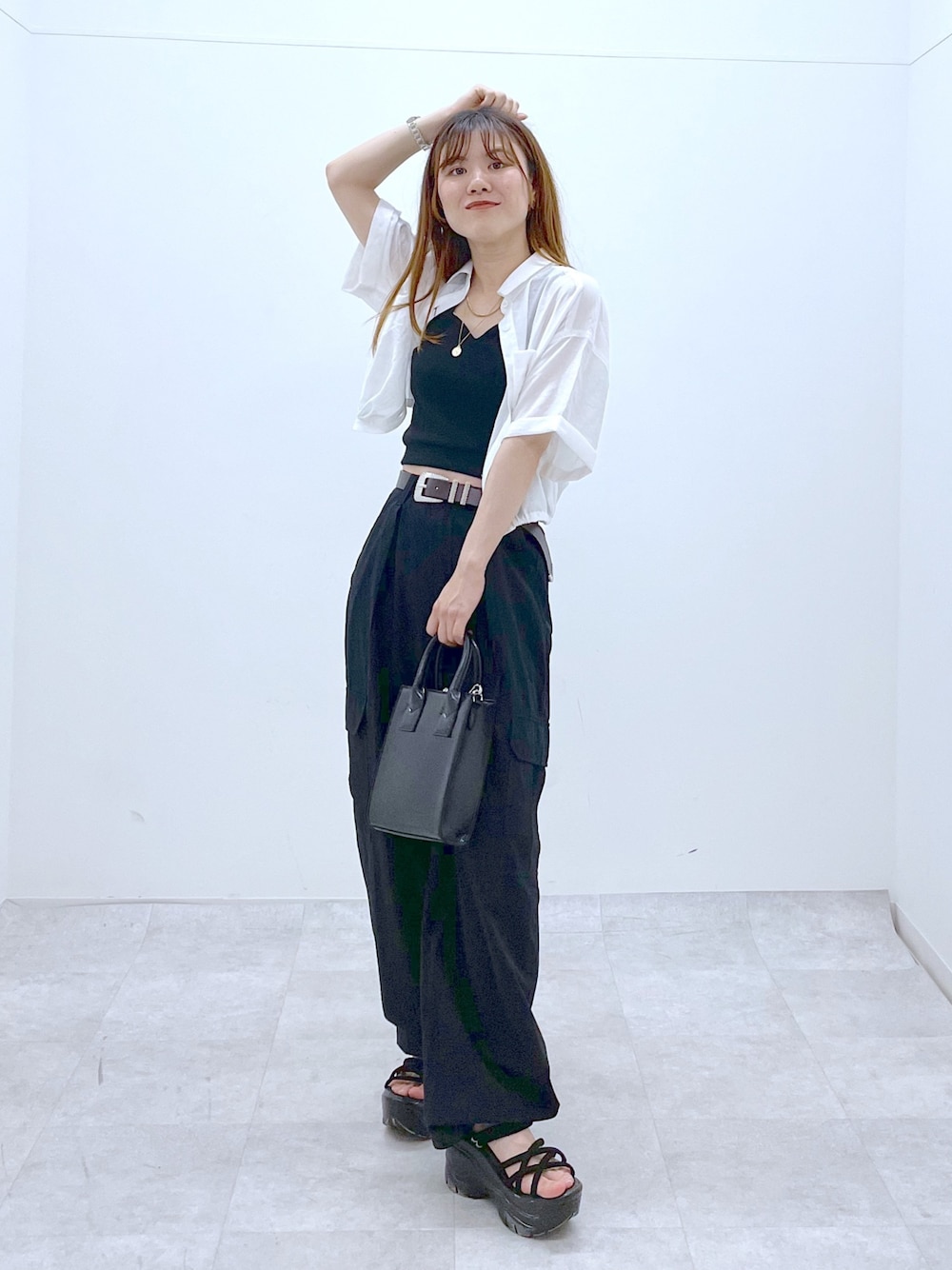 「厚底サンダル、シアーシャツ、シンプルコーデ、モノトーン、カーゴパンツ、PAGEBOY、夏コーデ、韓国ファッション、今日のコーデ、アウトドアスタイル」｜「PAGEBOYのワイドストラップショルダー（ショルダーバッグ、ブラック系）」を使った、ayaさん（レディース・152cm）の夏コーディネートの1枚目の写真