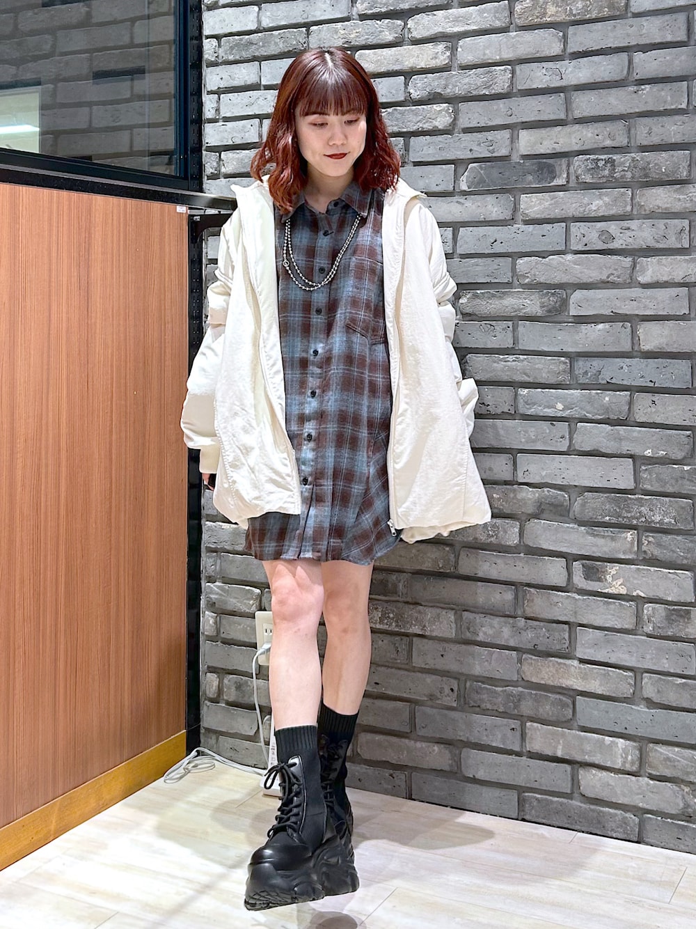 「最近のいい感じコーデ、冬アウター、冬コーデ、スニーカー、ブーツ、クリスマスに着たい服、PAGEBOY、チェック、チェックシャツ、カジュアルスタイル、MA-1」｜「PAGEBOYのキモウオンブレチェックシャツ（シャツ/ブラウス、ブラウン系）」を使った、ayaさん（レディース・152cm）の秋コーディネートの1枚目の写真