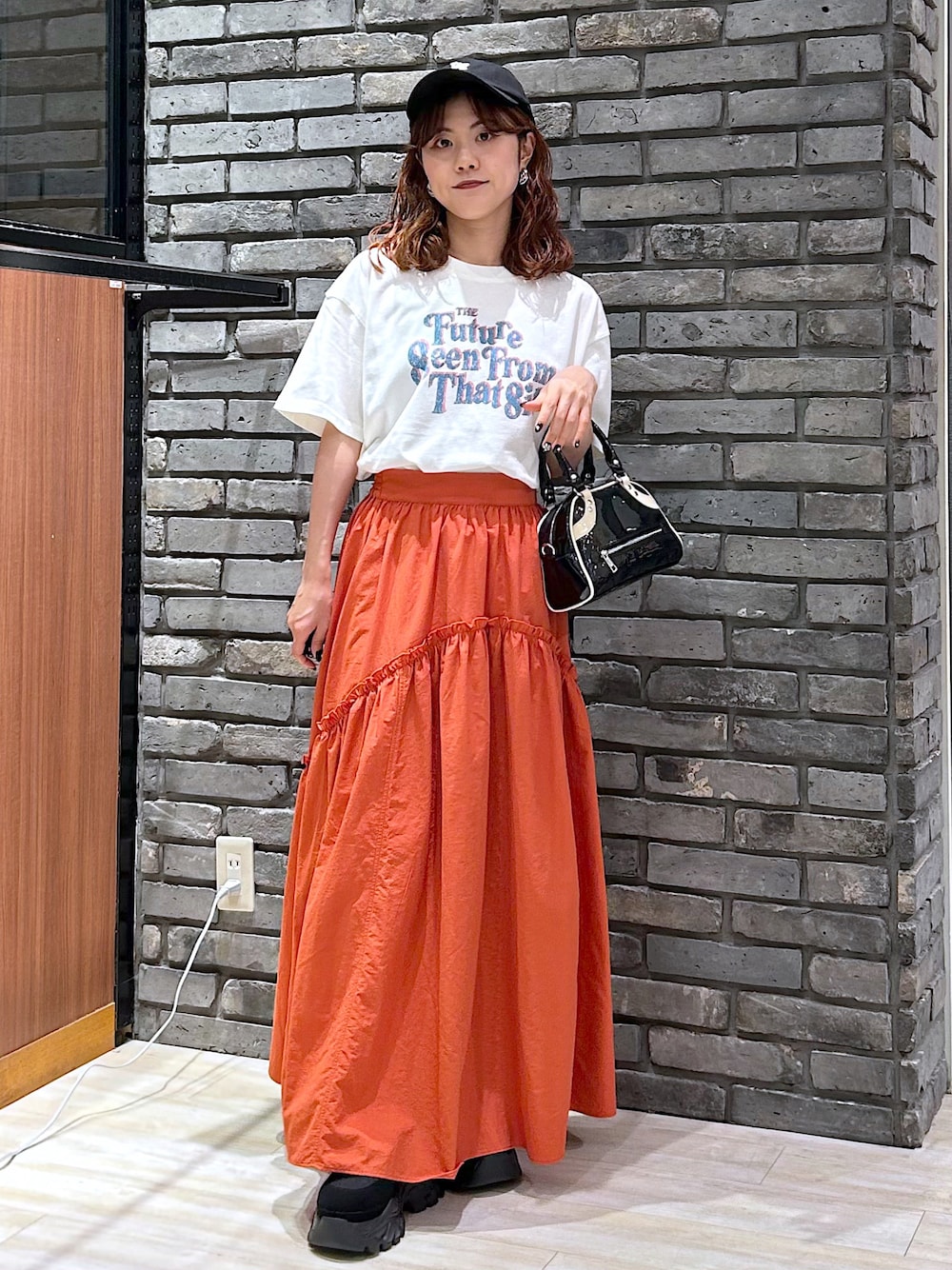 「休日スタイル、夏コーデ、白Tシャツ、スニーカー、キャップ、お出かけコーデ、ロゴT、PAGEBOY、骨格ウェーブ、スカート」｜「PAGEBOYのギャザ－ボリュームスカート（スカート、オレンジ系）」を使った、ayaさん（レディース・152cm）の夏コーディネートの1枚目の写真
