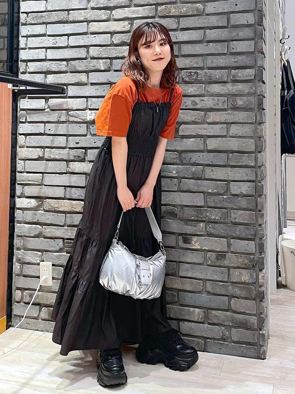 「ロゴT、テーマパークコーデ、ワンピース、スニーカー、フェススタイル、厚底シューズ、キャミワンピ、休日スタイル、PAGEBOY、夏コーデ」｜「PAGEBOYのパテッドエナメルショルダー（ショルダーバッグ、シルバー系）」を使った、ayaさん（レディース・152cm）の夏コーディネートの1枚目の写真