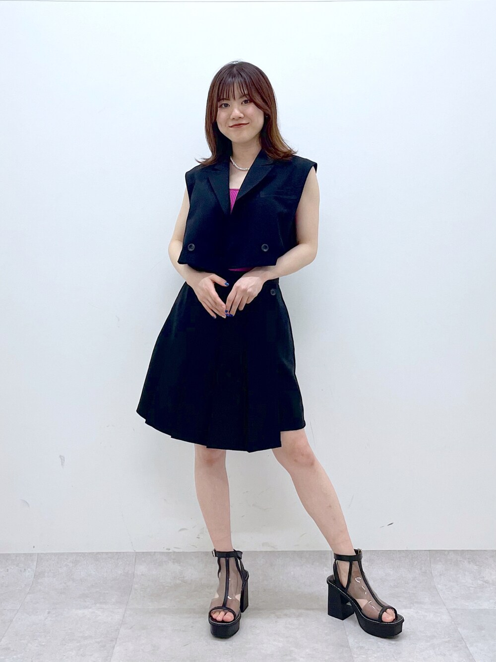 「厚底シューズ、セットアップ、春夏コーデ、初夏コーデ、休日スタイル、夏コーデ、PAGEBOY、着回しコーデ、低身長コーデ、骨格ウェーブ」｜「PAGEBOYのショートベスト（その他アウター、ブラック系）」を使った、ayaさん（レディース・152cm）の春コーディネートの1枚目の写真