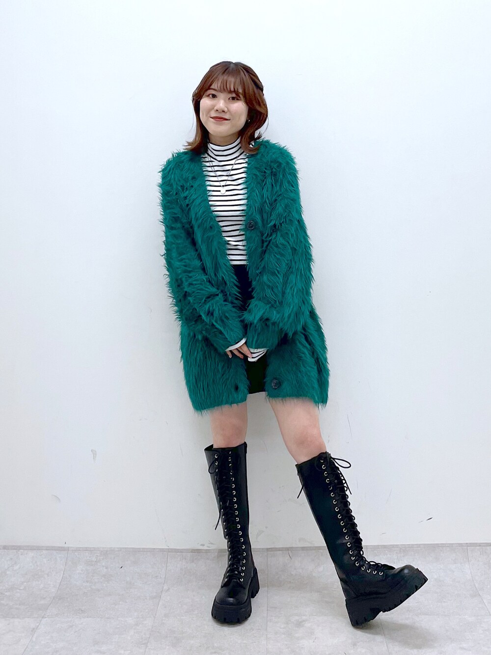 グリーン系のカーディガン/ボレロ、ブラック系のその他パンツ、ホワイト系のTシャツ/カットソーを着用したレディースの秋コーディネートの1枚目の写真