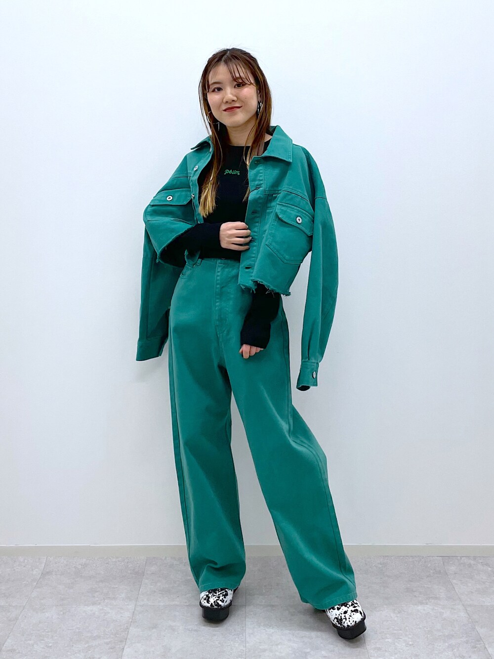 グリーン系のデニムパンツ、ブラック系のTシャツ/カットソー、グリーン系のデニムジャケットを着用したレディースの冬コーディネートの1枚目の写真