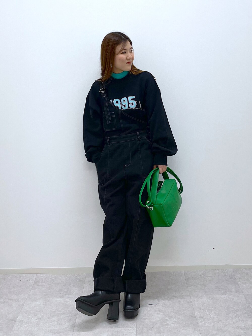 「PAGEBOY、pageboylim、今日のコーデ、オーバーオール、ワンショルダー、スウェット、春コーデ、オーバーサイズ、低身長、低身長コーデ」｜「PBLIMの【PAGEBOYLIM】2wayレザーバック（ショルダーバッグ、グリーン系）」を使った、ayaさん（レディース・151cm）の冬コーディネートの1枚目の写真
