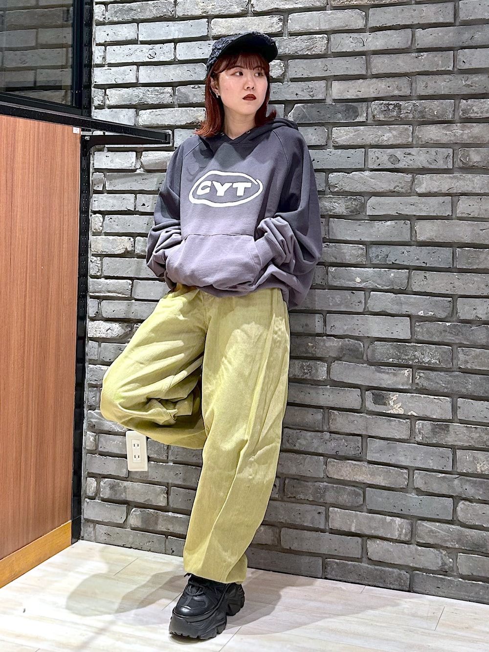 「今日のコーデ、春服コーデ、ゆるコーデ、グレー、ラクチンコーデ、キャップ、デニム、ラフコーデ、春カラー、PAGEBOY、PBLIM」｜「PBLIMの《UNISEX》バルーンデニム（デニムパンツ、イエロー系）」を使った、ayaさん（骨格ウェーブ・レディース・152cm）の春コーディネートの1枚目の写真