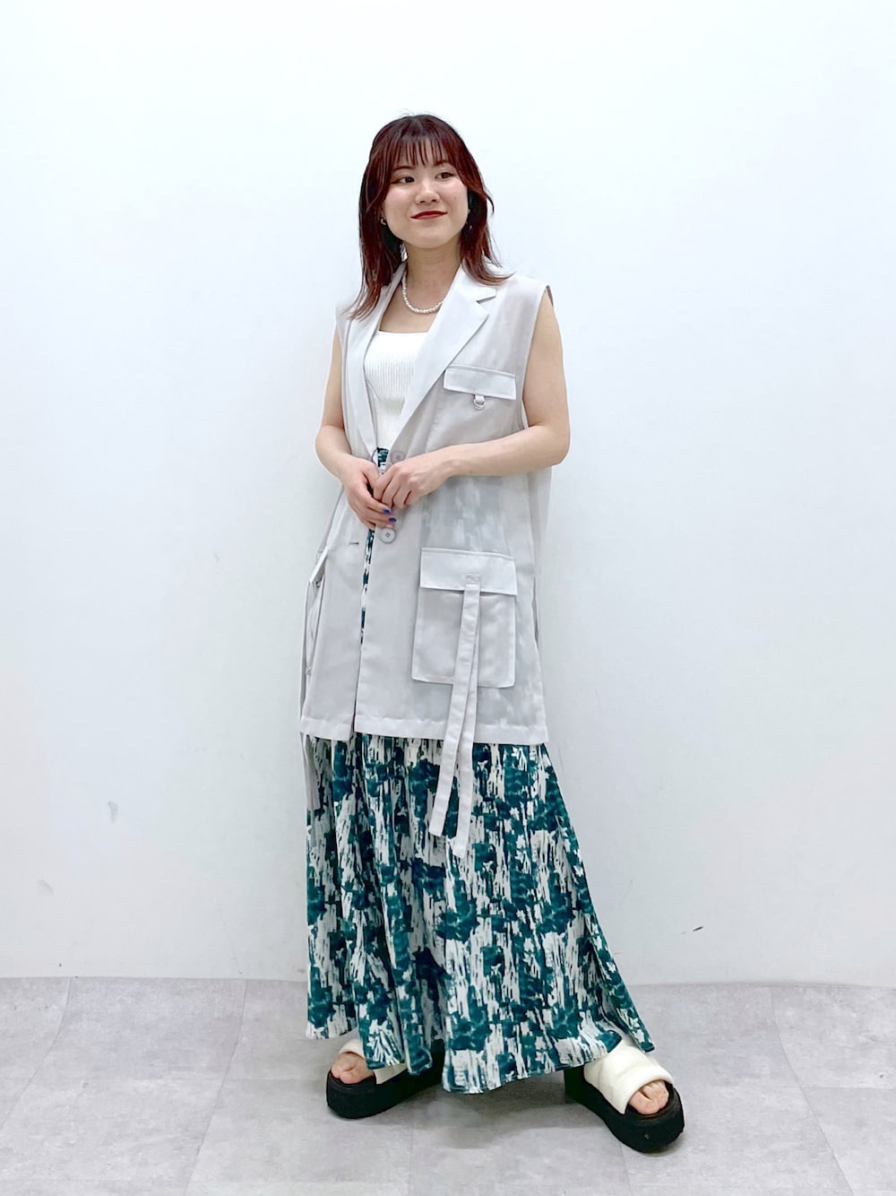 「お出かけコーデ日記、厚底シューズ、春夏コーデ、初夏コーデ、休日スタイル、低身長、PAGEBOY、リラックススタイル、リゾートスタイル、ジレ」｜「PAGEBOYのバファーフラットサンダル（サンダル、ホワイト系）」を使った、ayaさん（レディース・152cm）の春コーディネートの1枚目の写真