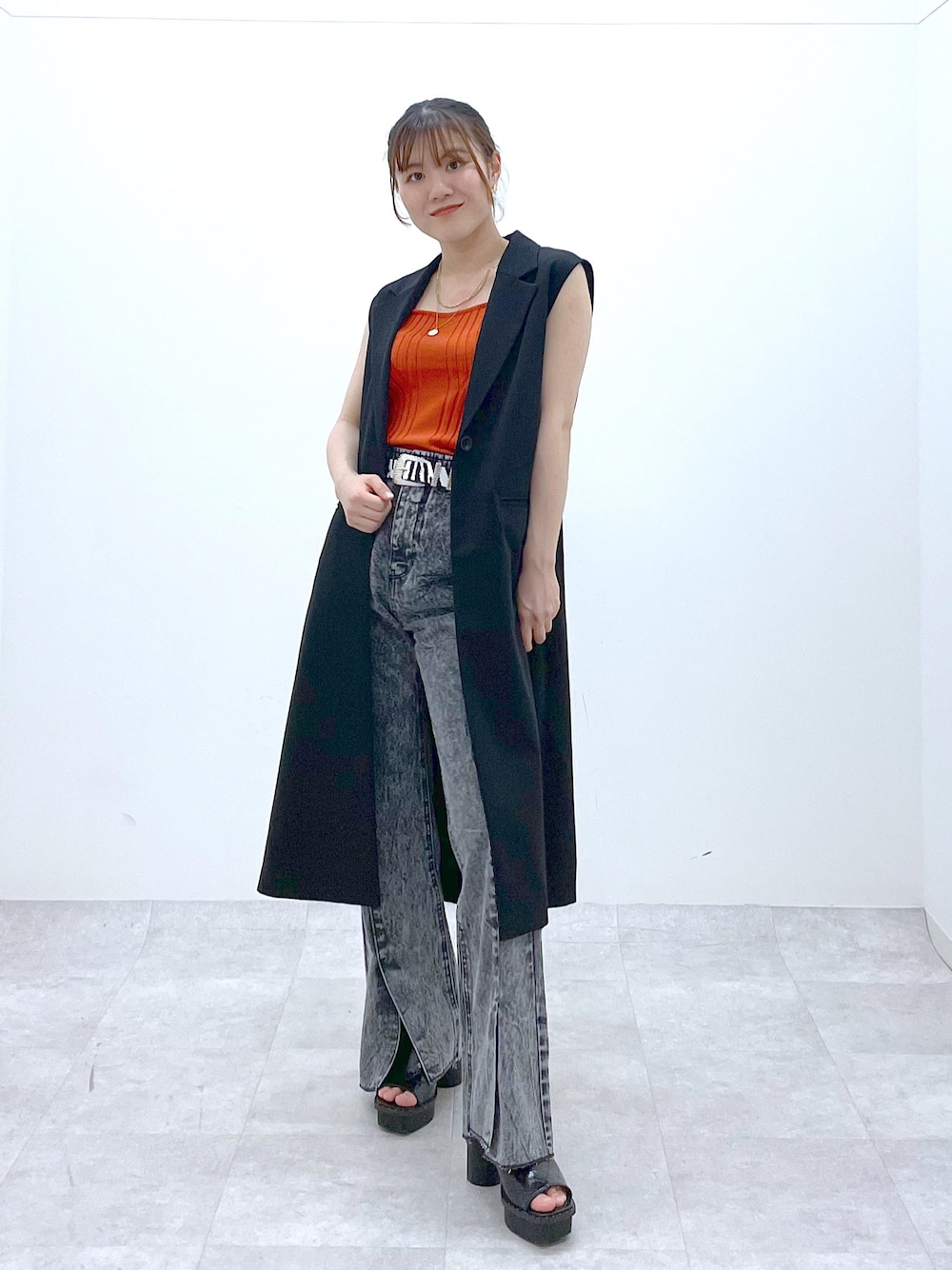 「夏コーデ、厚底サンダル、休日スタイル、PAGEBOY、ジレ、ロングジレ、デニム、モード、オレンジ、お出かけコーデ」｜「PAGEBOYのテーラードロングジレ（その他アウター、ブラック系）」を使った、ayaさん（レディース・152cm）の夏コーディネートの1枚目の写真