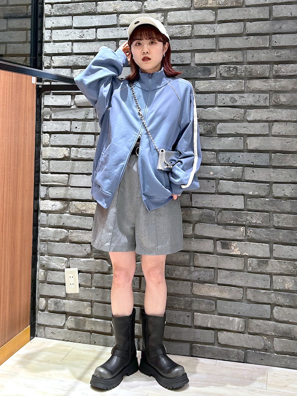 「春先取り、ラフコーデ、シンプルスタイル、オーバーサイズ、パンツスタイル、グレー、パンツコーデ、ブーツスタイル、PAGEBOY、キャップ、トラックスウェット、メンズライク」｜「PAGEBOYのアソートエンジニアブーツ（ブーツ、ブラック系）」を使った、ayaさん（骨格ウェーブ・レディース・152cm）の冬コーディネートの1枚目の写真