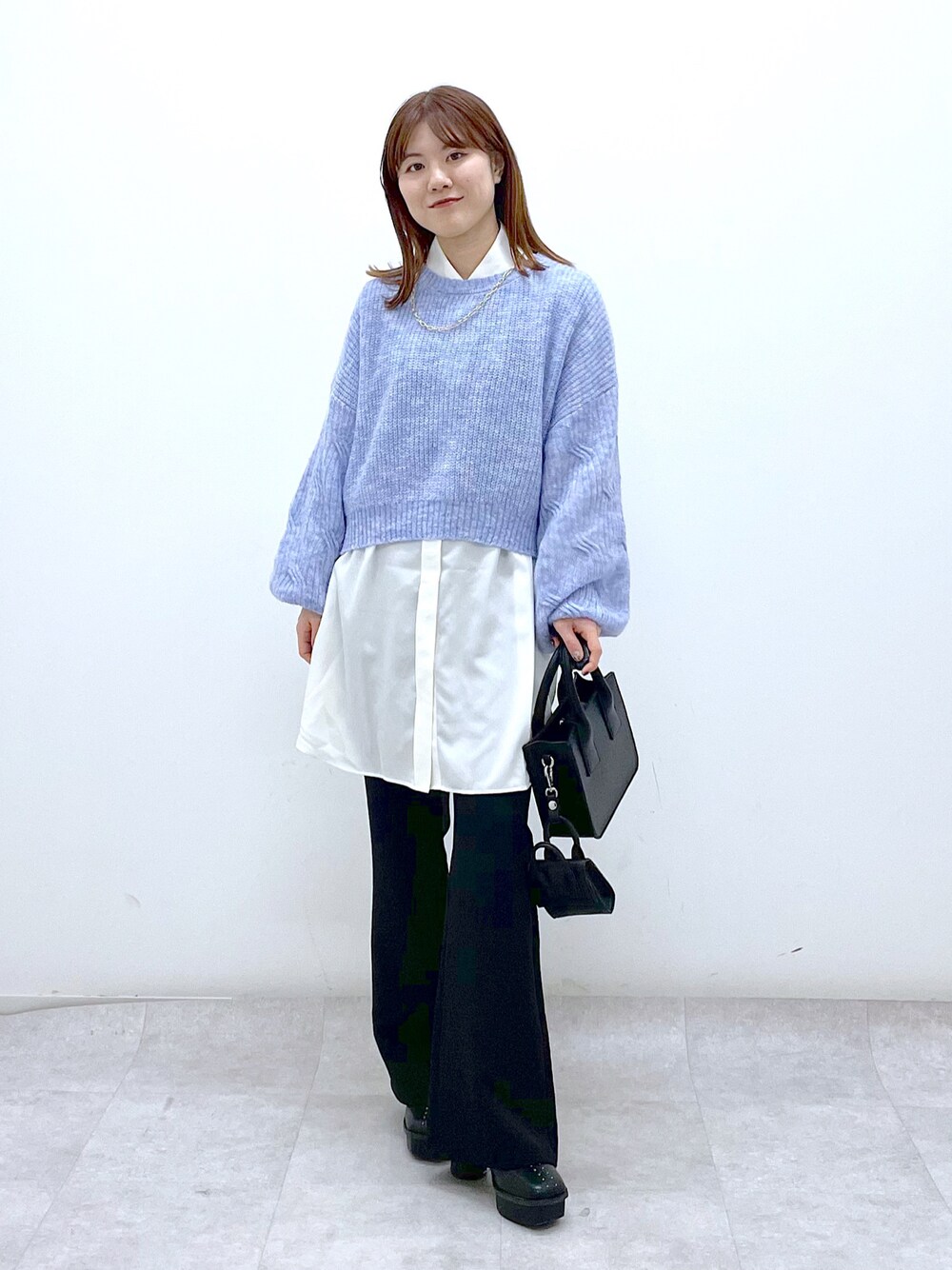 「冬コーデ、クリスマスに着たい服、レイヤードスタイル、マイベストコーデ2022、休日スタイル、きれいめカジュアル、PAGEBOY、スラックス、低身長コーデ、パンツスタイル」｜「PAGEBOYのコンビスクエアバッグ（ショルダーバッグ、ブラック系）」を使った、ayaさん（レディース・152cm）の冬コーディネートの1枚目の写真