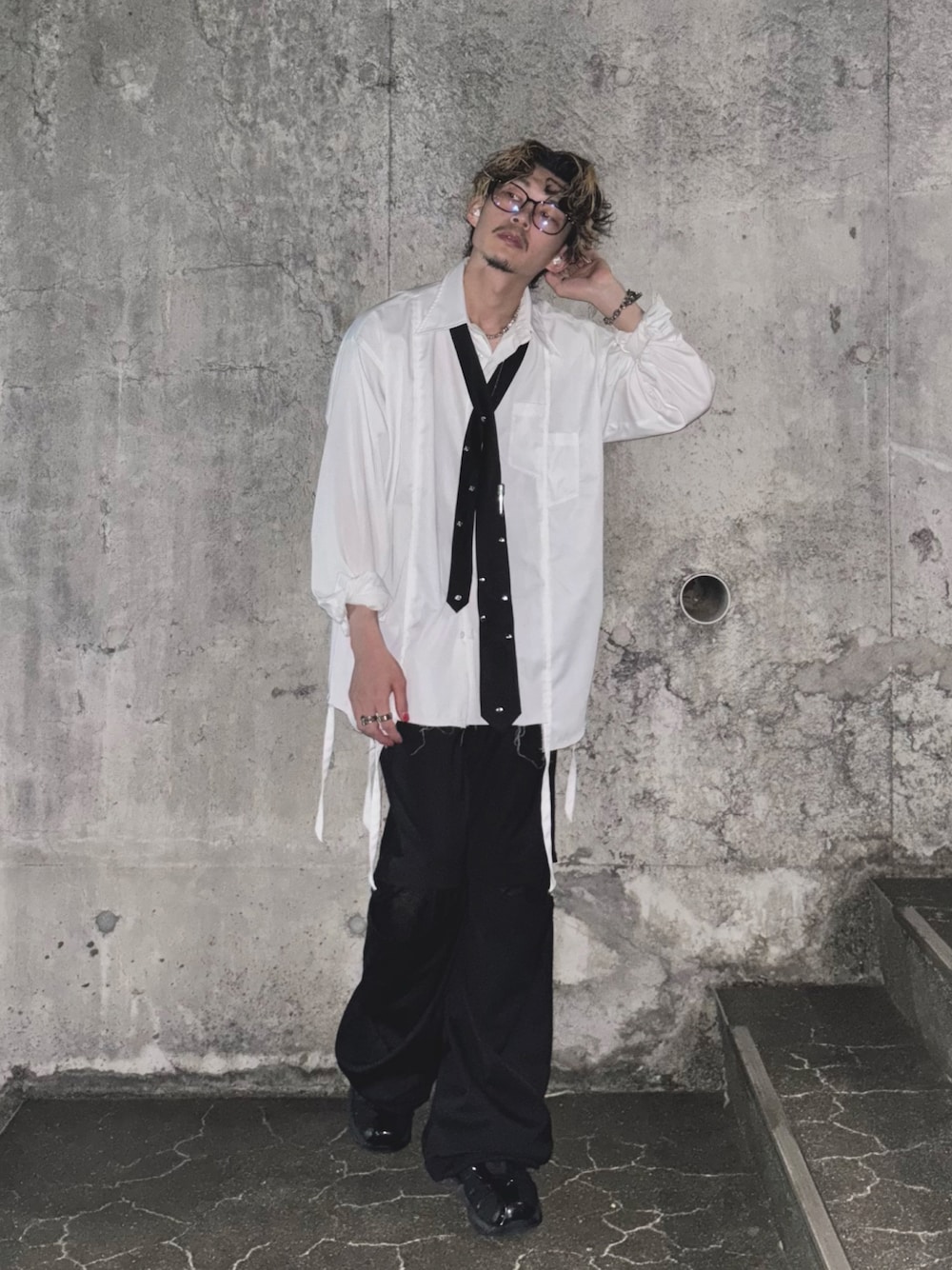 「キレイめ、きれいめカジュアル、モノトーン、モノトーンコーデ、シンプルスタイル、黒コーデ、メガネ男子、GRANCY、ネクタイ、ループタイ、白シャツ、黒、スラックス、FILA、スニーカー」｜「GRANCYの【GRANCY】Stereo Plug Design Loop Tie /ステレオプラグデザインループタイ（ネックレス、シルバー系）」を使った、yuさん（メンズ・167cm）の夏コーディネートの1枚目の写真