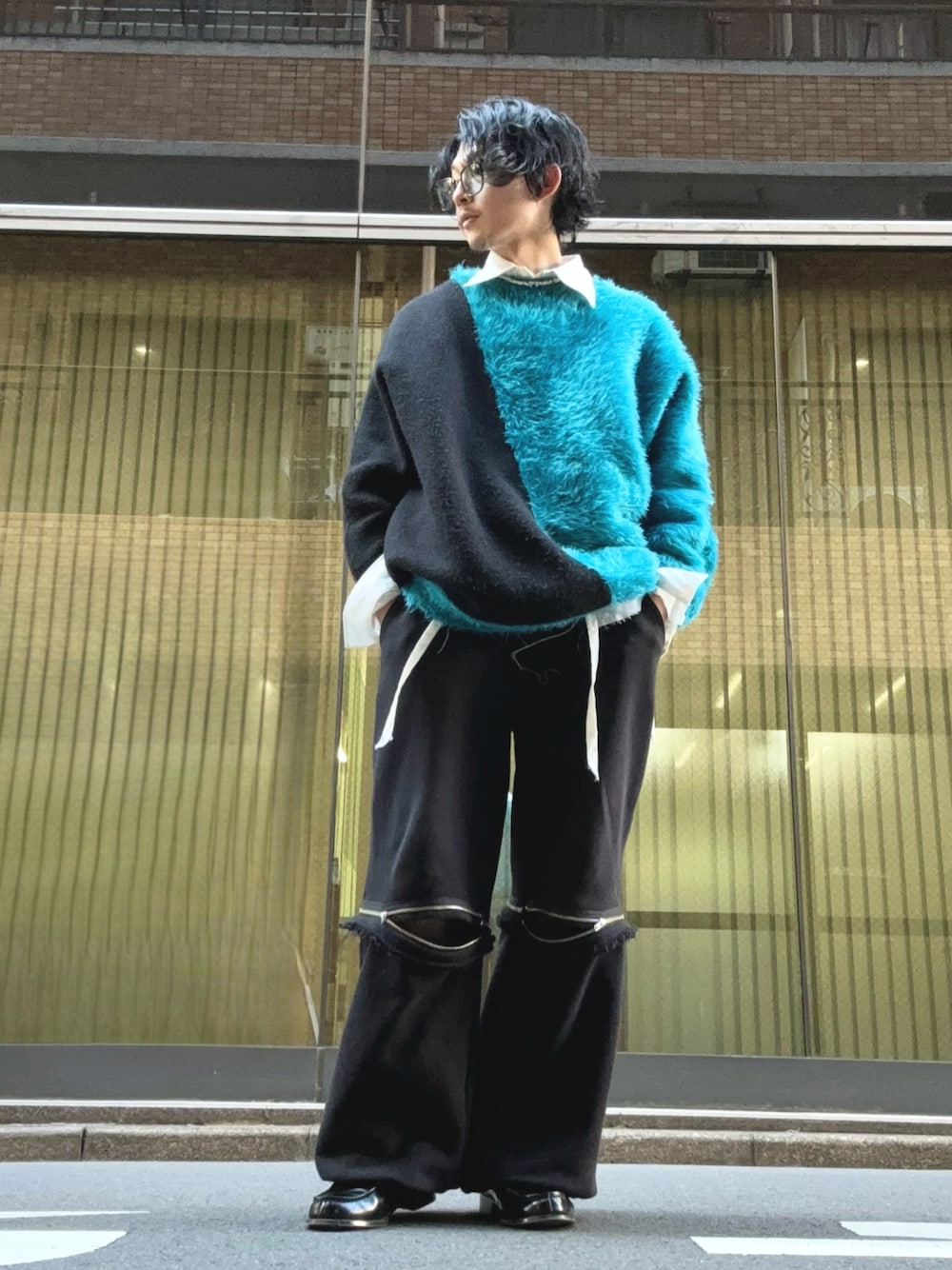 「シャギーニット、ニット、リラックススタイル、スウェット、スウェットパンツ、GRANCY、ローファー、白シャツ、シャツスタイル、きれいめカジュアル」｜「NO ID.のフェザーヤーン切替ドルマンスリーブニット（ニット/セーター、ブルー系）」を使った、yuさん（メンズ・167cm）の冬コーディネートの1枚目の写真